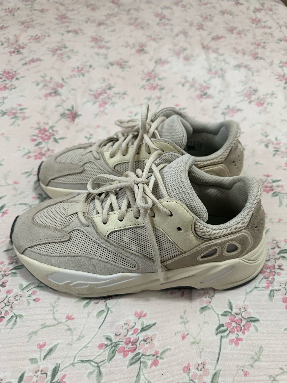 Yeezy 700 ‘Analog’ - Picture 2 of 5